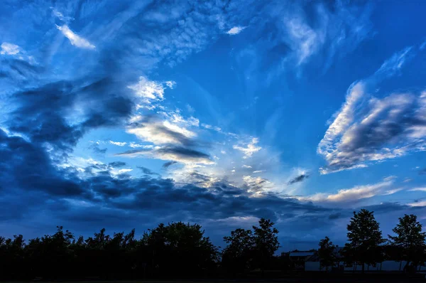 Noite Azul Escuro Céu Pôr Sol Com Várias Nuvens Acima — Fotografia de Stock