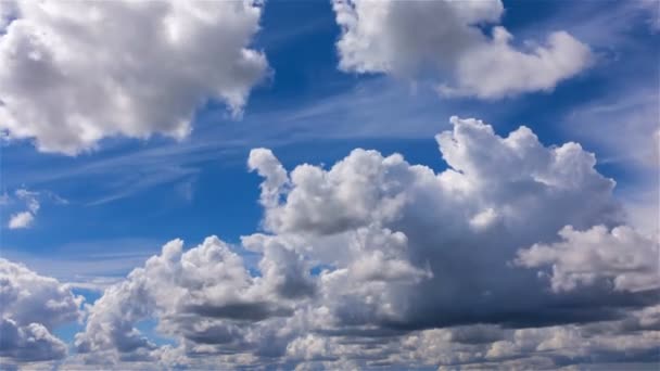 Niebieskim Niebie Białe Duże Chmury Poruszające Się Szybko Zmienia Się — Wideo stockowe
