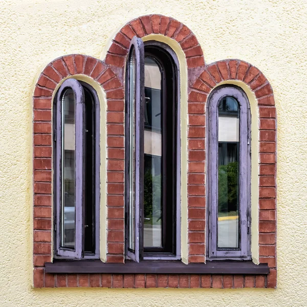 Antique Wooden Window Three Arches Yellow Wall Close — Stockfoto