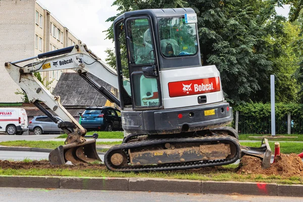 Bobcat Mini Excavator Bulldozer Rubber Tracks City Street Helps Lay — Foto de Stock