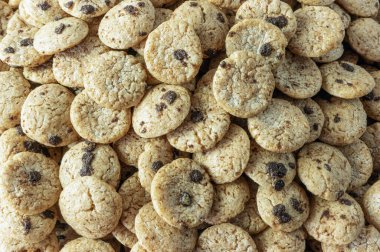 Yuvarlak bisküvi şeklindeki çikolata aromalı mısır gevreğinin en üst görüntüsü.