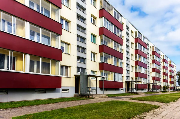 Eski Sovyet döneminden kalma binanın ön cephesi yenilenmiş. Panevezy 'ler. Litvanya. - 24. 08 numara. 2022.