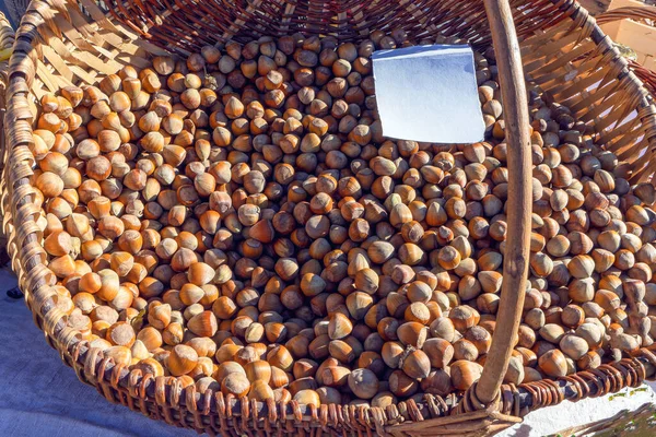 Grande Cesto Nocciole Legno Con Spazio Testo Viene Venduto Mercato — Foto Stock