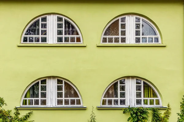 Vier Weiße Bogenfenster Einer Stuckierten Und Bemalten Kalkwand Mit Pflanzen — Stockfoto
