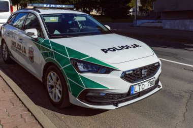Litvanyalı polis arabası Leon Sportstourer şehir sokaklarında. Kupiskis Litvanya. - 24. 09 numara. 2022.