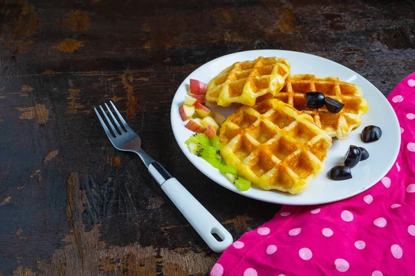 Masanın üzerinde nefis waffle 'lar
