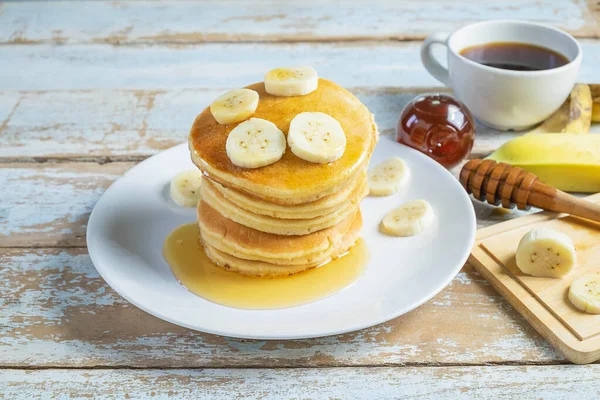 Pancakes Topped Honey Bananas Table — Stockfoto