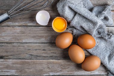 Tahta bir masada taze çiğ yumurta.