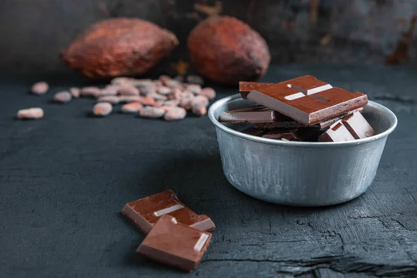 Trozos Chocolate Negro Granos Cacao Mesa — Foto de Stock
