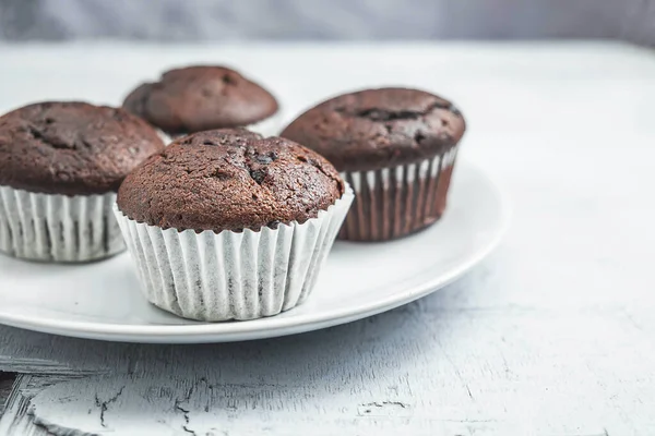 Bäckerei Schokolade Cupcakes Einem Gericht Auf Weißem Hintergrund — Stockfoto