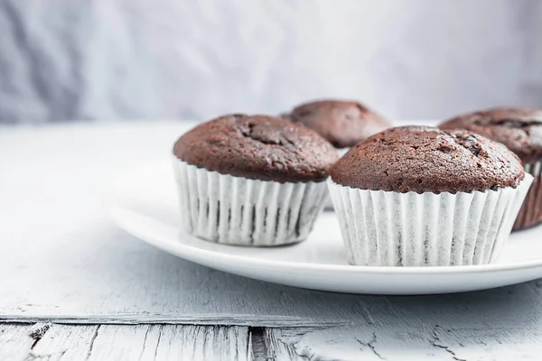 Bakkerij Chocolade Cupcakes Een Schotel Een Witte Achtergrond — Stockfoto