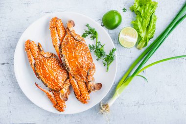 Tahta masada bir fincan kahve.