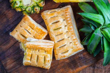 Tahta masada bir fincan kahve.