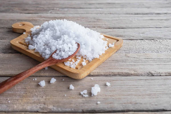 キッチンテーブルで調理するための塩の条件 — ストック写真