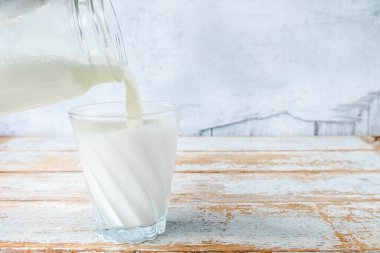 Masadaki bardaktaki taze süt