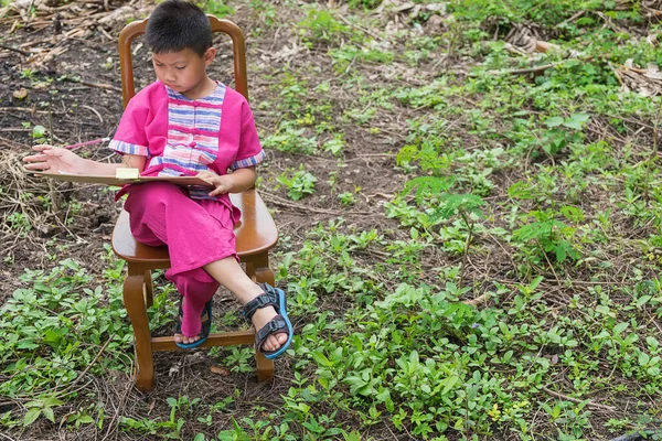 Çocuk doğayı çiziyor..