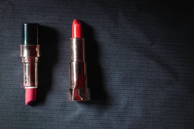 Siyah arkaplanda ruj izleri var.