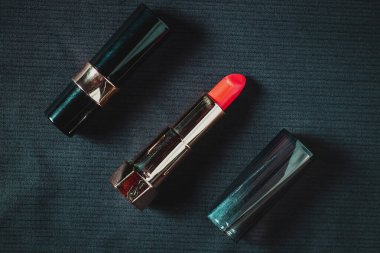 Siyah arkaplanda ruj izleri var.