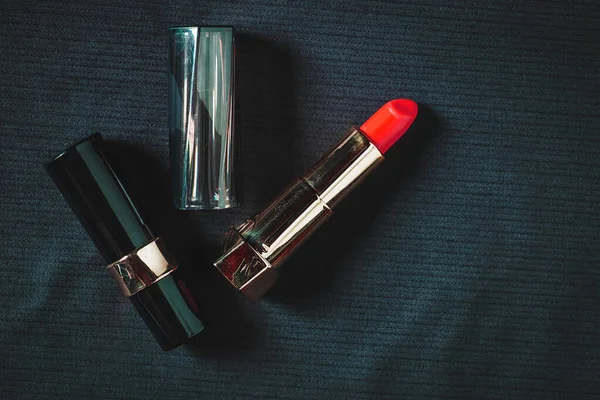 Siyah arkaplanda ruj izleri var.