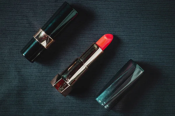 Siyah arkaplanda ruj izleri var.