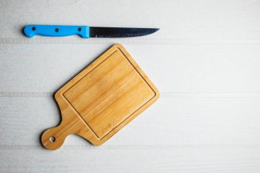 Kesme tahtası ve masada bir bıçak.