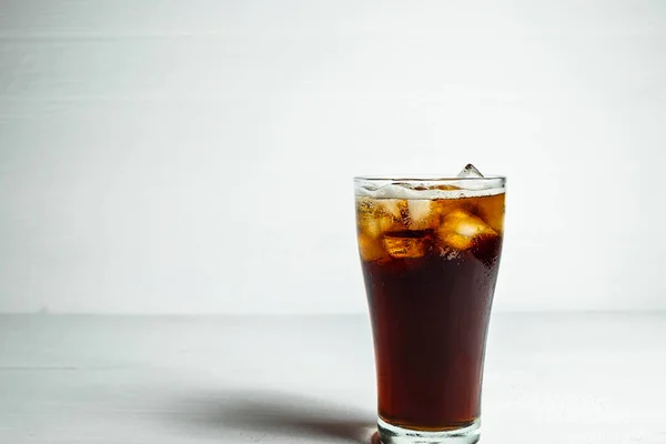 Cola Läsk Ett Glas Vit Bakgrund — Stockfoto