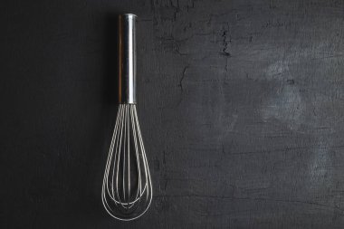 Siyah arkaplanda çırpılmış yumurta