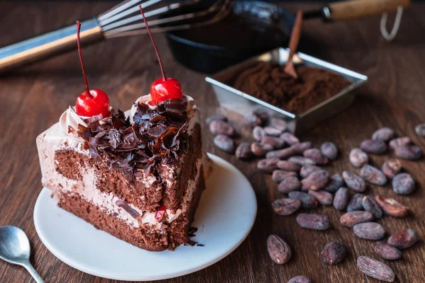 テーブルの上に自家製チョコレートケーキ — ストック写真