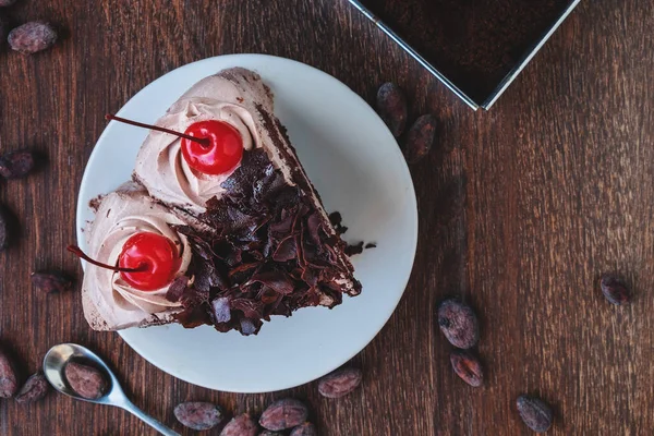 一块巧克力芝士蛋糕在盘子上 上面的视图在一个质朴的木材背景 — 图库照片