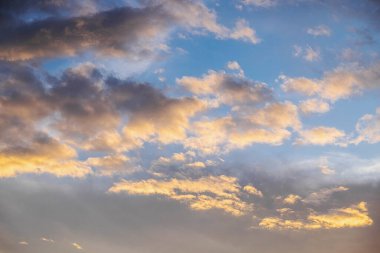 Akşam gökyüzü arkaplanı ve bulut