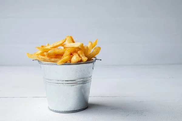 Friterade Pommes Frites Vit Trä Bakgrund — Stockfoto