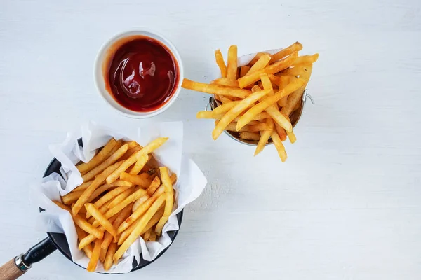 Batatas Fritas Ketchup Com Refrigerantes Mesa — Fotografia de Stock