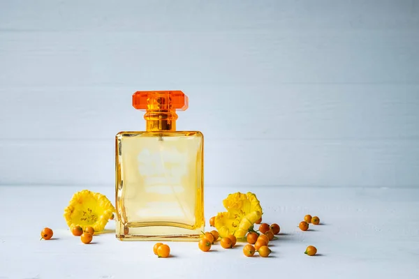 Parfum Dan Botol Parfum Dengan Bunga Kuning Stok Gambar