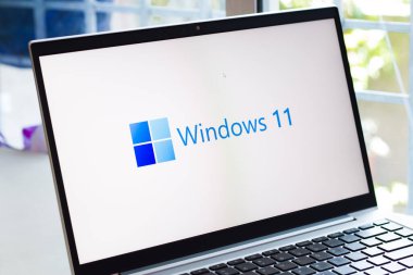 Assam, Hindistan - 17 Haziran 2021: Dizüstü bilgisayardaki Windows 11 logosu.