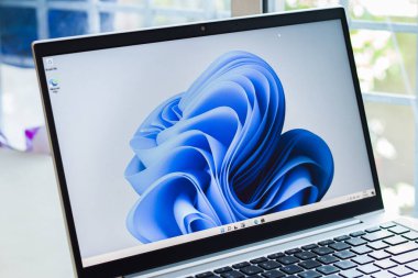 Assam, Hindistan - 17 Haziran 2021: Dizüstü bilgisayardaki Windows 11 logosu.