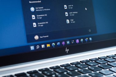 Assam, Hindistan - 17 Haziran 2021: Dizüstü bilgisayardaki Windows 11 logosu.