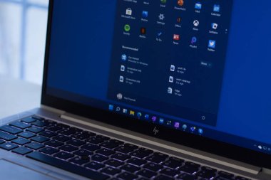 Assam, Hindistan - 17 Haziran 2021: Dizüstü bilgisayardaki Windows 11 logosu.