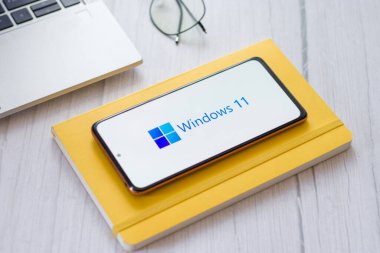 Assam, Hindistan - 17 Haziran 2021: Dizüstü bilgisayardaki Windows 11 logosu.