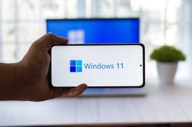 Assam, Hindistan - 17 Haziran 2021: Dizüstü bilgisayardaki Windows 11 logosu.