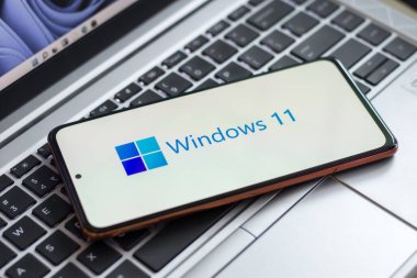 Assam, Hindistan - 17 Haziran 2021: Dizüstü bilgisayardaki Windows 11 logosu.
