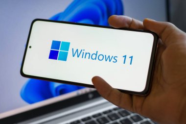 Assam, Hindistan - 17 Haziran 2021: Dizüstü bilgisayardaki Windows 11 logosu.