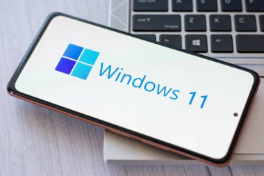 Assam, Hindistan - 17 Haziran 2021: Dizüstü bilgisayardaki Windows 11 logosu.
