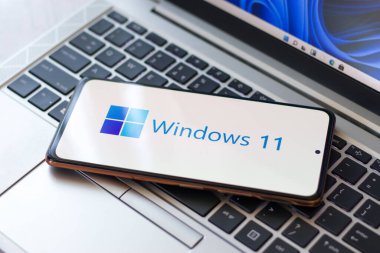 Assam, Hindistan - 17 Haziran 2021: Dizüstü bilgisayardaki Windows 11 logosu.