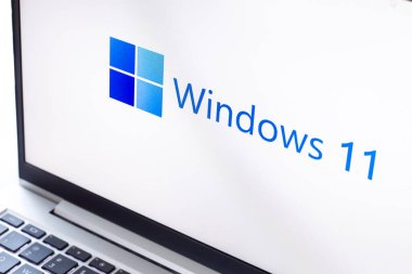 Assam, Hindistan - 17 Haziran 2021: Dizüstü bilgisayardaki Windows 11 logosu.