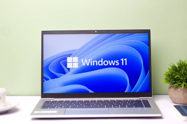 Assam, Hindistan - 17 Haziran 2021: Dizüstü bilgisayardaki Windows 11 logosu.