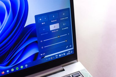 Assam, Hindistan - 17 Haziran 2021: Dizüstü bilgisayardaki Windows 11 logosu.