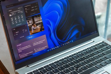Assam, Hindistan - 17 Haziran 2021: Dizüstü bilgisayardaki Windows 11 logosu.