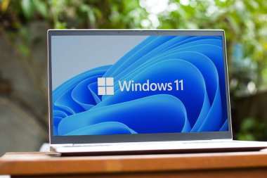 Assam, Hindistan - 17 Haziran 2021: Dizüstü bilgisayardaki Windows 11 logosu.