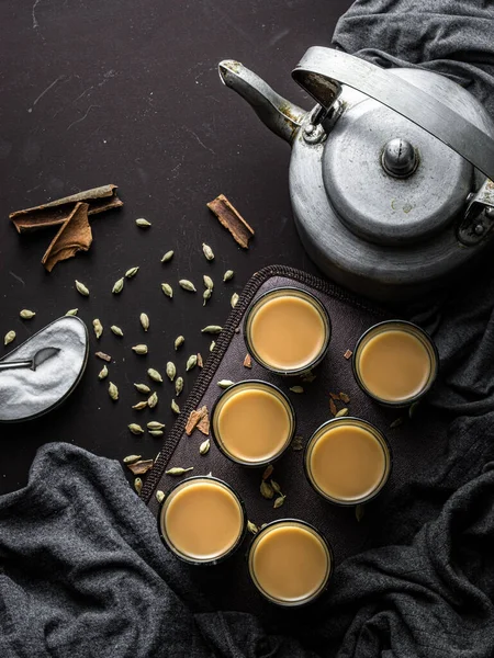 Молочный Чай Белой Чашке Белым Чайником Желтом Фоне Изображения — стоковое фото
