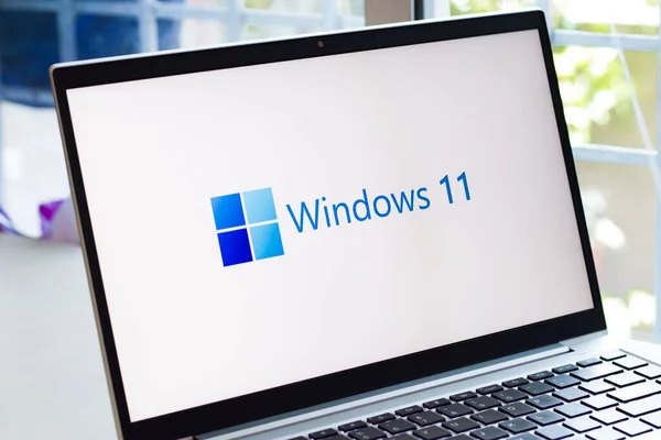 Assam, Hindistan - 17 Haziran 2021: Dizüstü bilgisayardaki Windows 11 logosu.